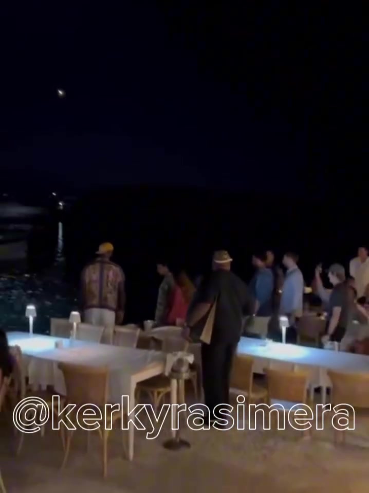 詹姆斯希腊科孚岛赛前度假 与热情球迷亲切合影